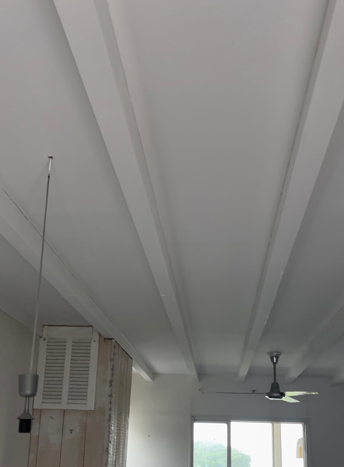 pose de peinture blanche sur un plafond